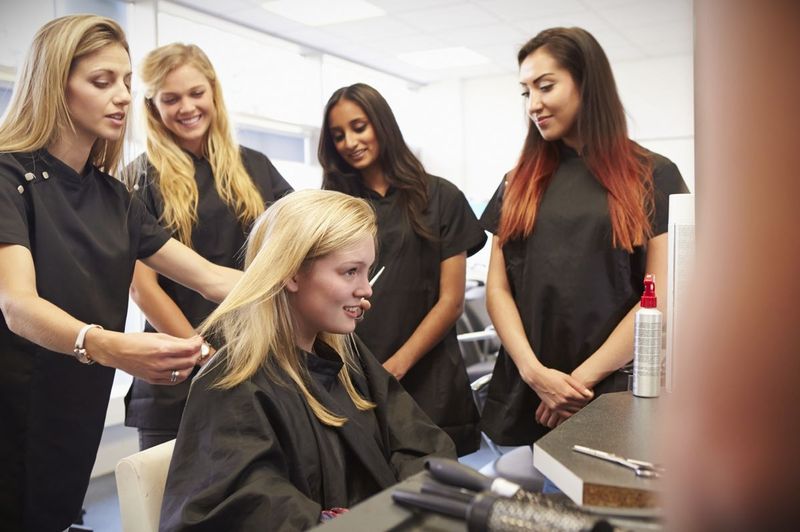 Узнайте как и где проходит запись на курсы обучения парикмахеров!