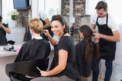 Как и где выбрать курс (образование) по парикмахерскому искусству с работой после обучение (курсов)